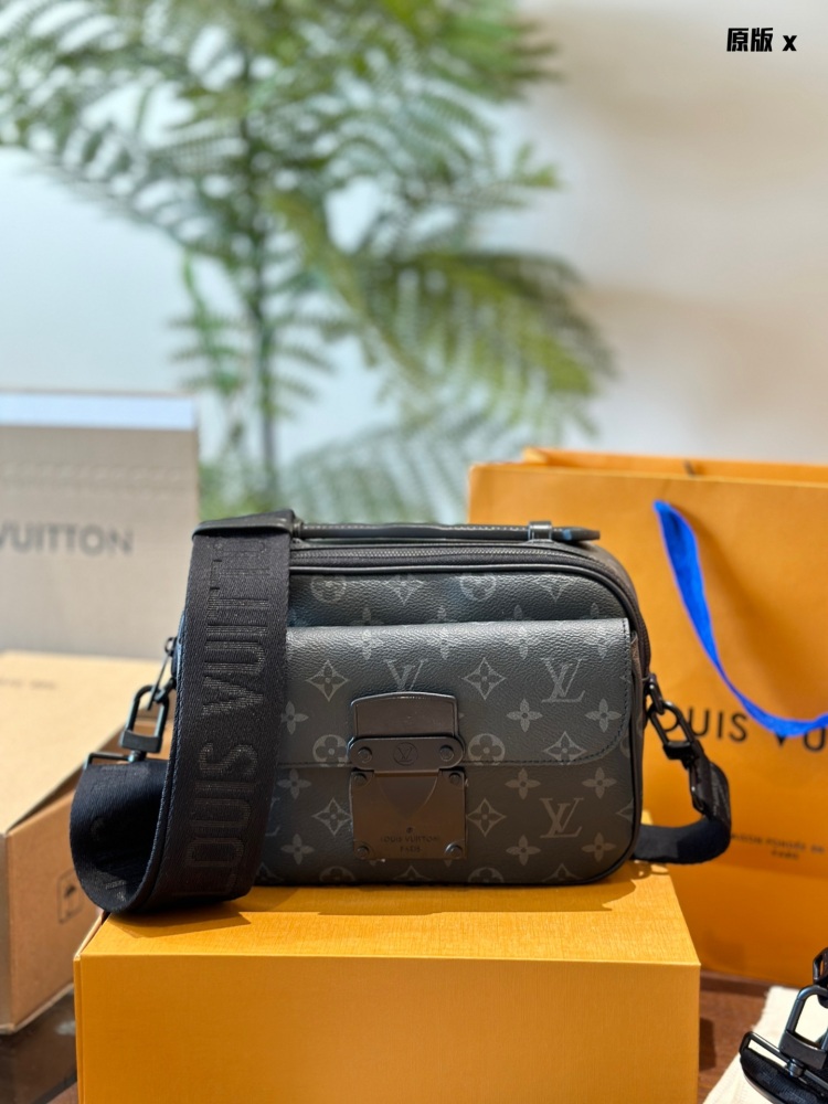 Cowhide embossed p320 old flower p275 black flower p275
LV Men's Bag Recommendation | Men's Presbyopia S-LOCK Business Postman Bag! The Lv S-Lock series really gives people a dazzling feeling
The size of this bag is very suitable for boys to carry wh...
