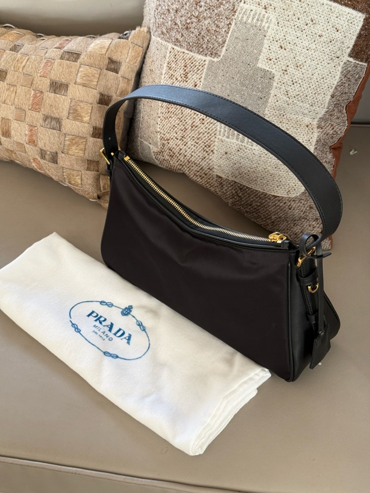 290 boxes
size：40*20cm
??? Recommended PRADA aimee
Prada has released a new model again
This underarm nylon cowhide handbag is also quite good!
The designer's inspiration is starting to shine again!
Lightweight nylon material paired with calf...