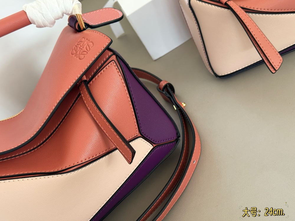 225 255 box
Size: 18 * 10cm (mini)
24 * 15cm (large size)
Loewe Geometry Package Puzzle
Truly cannot be missed,
?? Cowhide quality!
Completely hold on!
Puzzle cranberry color blocking
Even high-level ones have to overflow
