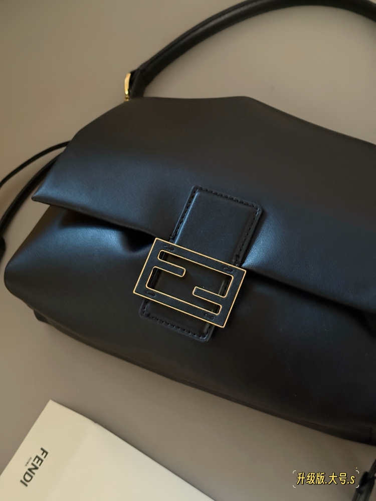 250 265 box upgrade version
Size: 16 * 13cm (small)
26.5 * 18cm (large)
The latest series Mama Baguette has truly been designed to the hearts of fairies!
Fendi's latest magic wand
Fresh and elegant!