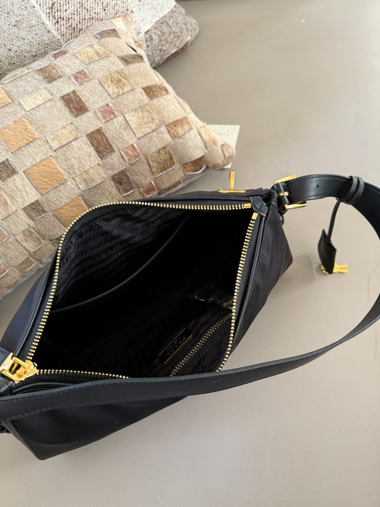 290 boxes
size：40*20cm
??? Recommended PRADA aimee
Prada has released a new model again
This underarm nylon cowhide handbag is also quite good!
The designer's inspiration is starting to shine again!
Lightweight nylon material paired with calf...