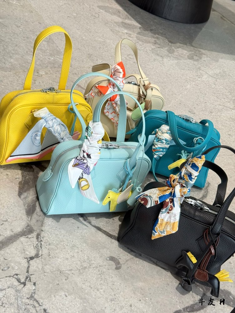p400
Hermes Victoria 25cm
Tote capacity is too directional, practicality is the king. Reflections on using bags at 30
It still needs to be a tote bag with a strong sense of use
Whether it's a mother or a white-collar worker, Bai
The usage rate of lar...
