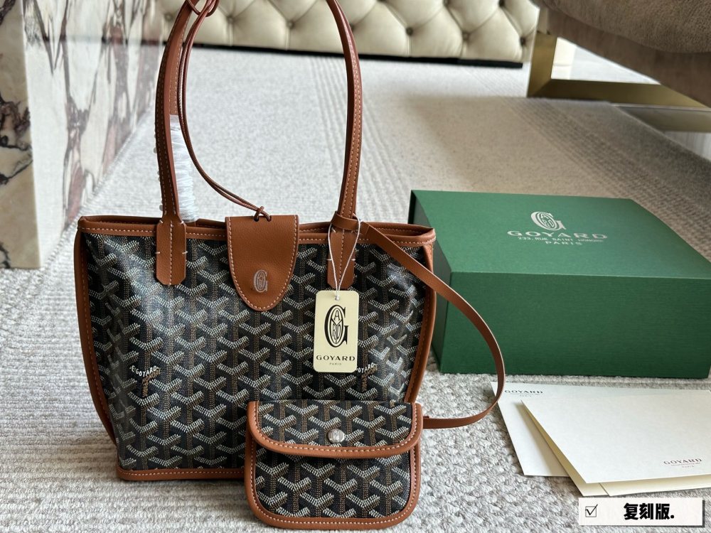 Reproduction edition 215 with box
size：20*19cm
Goya shopping bag ?
Mini shopping bags belonging to this season
Perfect 1:1 customization
Goyard Dog Teeth Red Limited Edition
The physical object is really textured,
New Year's Destiny Pack!