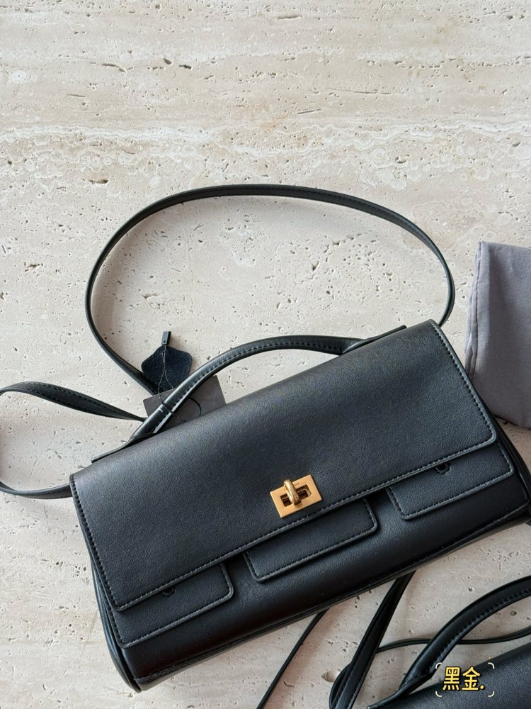 270 boxes
size：28*15cm
Balenciaga's new Belair large silhouette bag
Soft oversized bag
The feeling of laziness on the upper body is immediately felt
I really like this convenient and cool super practical big bag!
?? cowhide