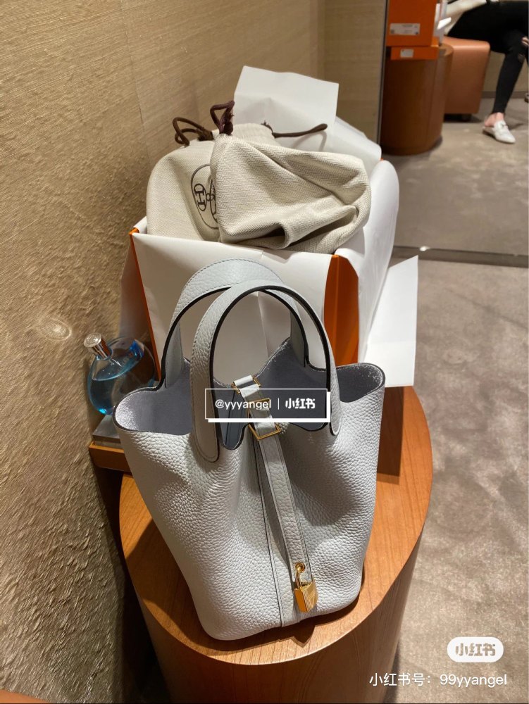 Hermes Basket | Is the unbeatable Holy Grail Blue the best match on the internet
This outfit is truly unbeatable and beautiful. It's so girlish, isn't it!  !