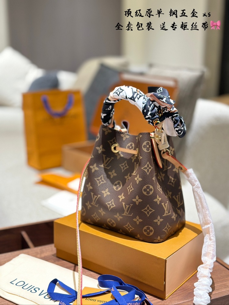 p375
Lv One Second Get Fairy Sister Same Version V
LV speedy nano t+from a fashion perspective As mentioned above, it meets everyone's aesthetic preferences, being lightweight, durable, and super capable of carrying a minimalist body that is suitable...
