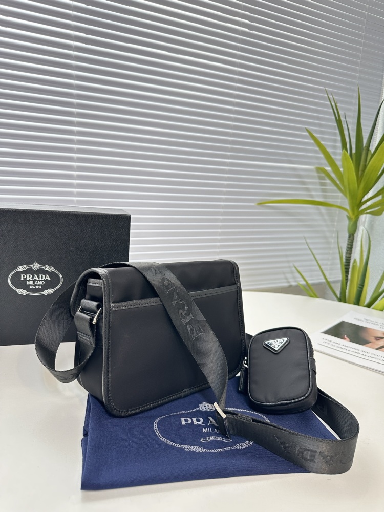 Upgraded Prada PRADA's latest single shoulder crossbody bag and mailman bag are now available for shipment. The high-end luxury original board is made of imported waterproof fabric with cross patterned cowhide, and the luxurious triangle mark hardwar...