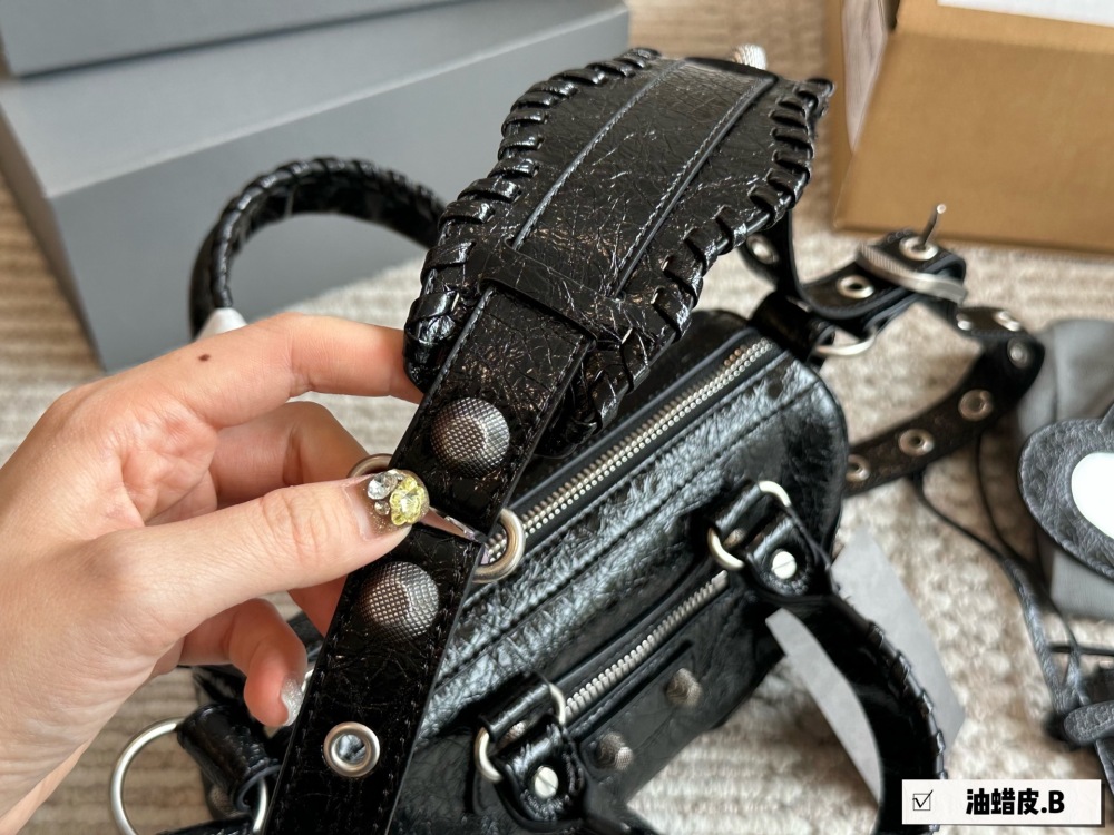 p295
The Parisian aristocratic duffle bag pillow bag is so cute!! A small and versatile artifact!! The newly released Cagole series by Balenciaga has taken a hard time with me, as shown in the picture
Dreaming back to the motorcycle era, even motorcy...
