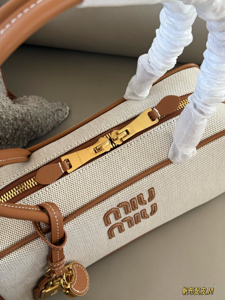 290 boxes
size：28*15cm
Miumiu bowling/briefcase/
Miu is here to steal money again! The new canvas briefcase is here!
It's nice to carry on your back
Can be carried by hand or carried diagonally!
The appearance is Princess Miumiu!