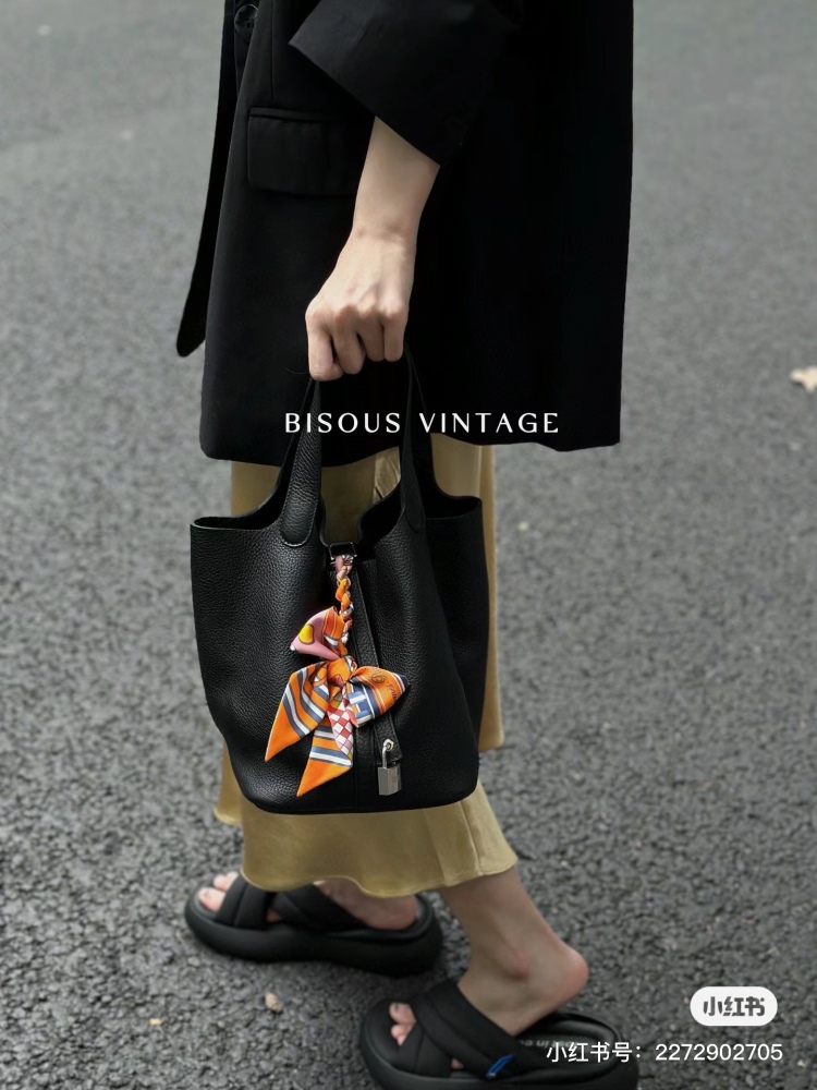 Hermes entry-level bag | Basket of vegetables black silver picotin 18 Hermes classic entry-level model, black silver. Reaching new heights
Super versatile classic black, never outdated country
It matches well with sweaters and coats in autumn and win...