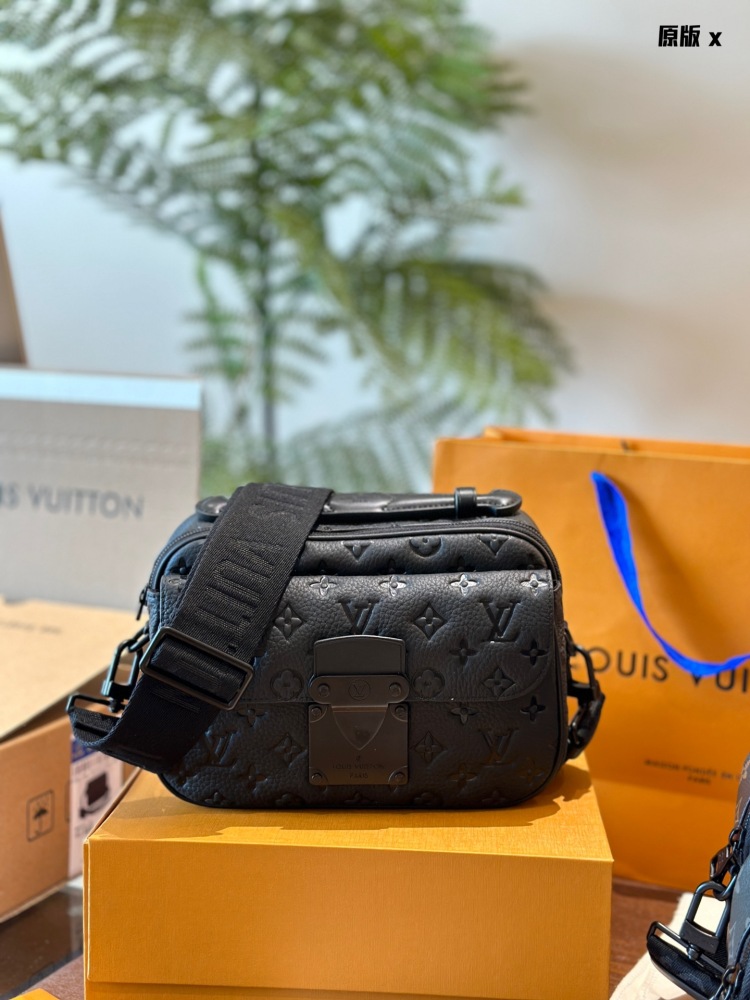 Cowhide embossed p320 old flower p275 black flower p275
LV Men's Bag Recommendation | Men's Presbyopia S-LOCK Business Postman Bag! The Lv S-Lock series really gives people a dazzling feeling
The size of this bag is very suitable for boys to carry wh...