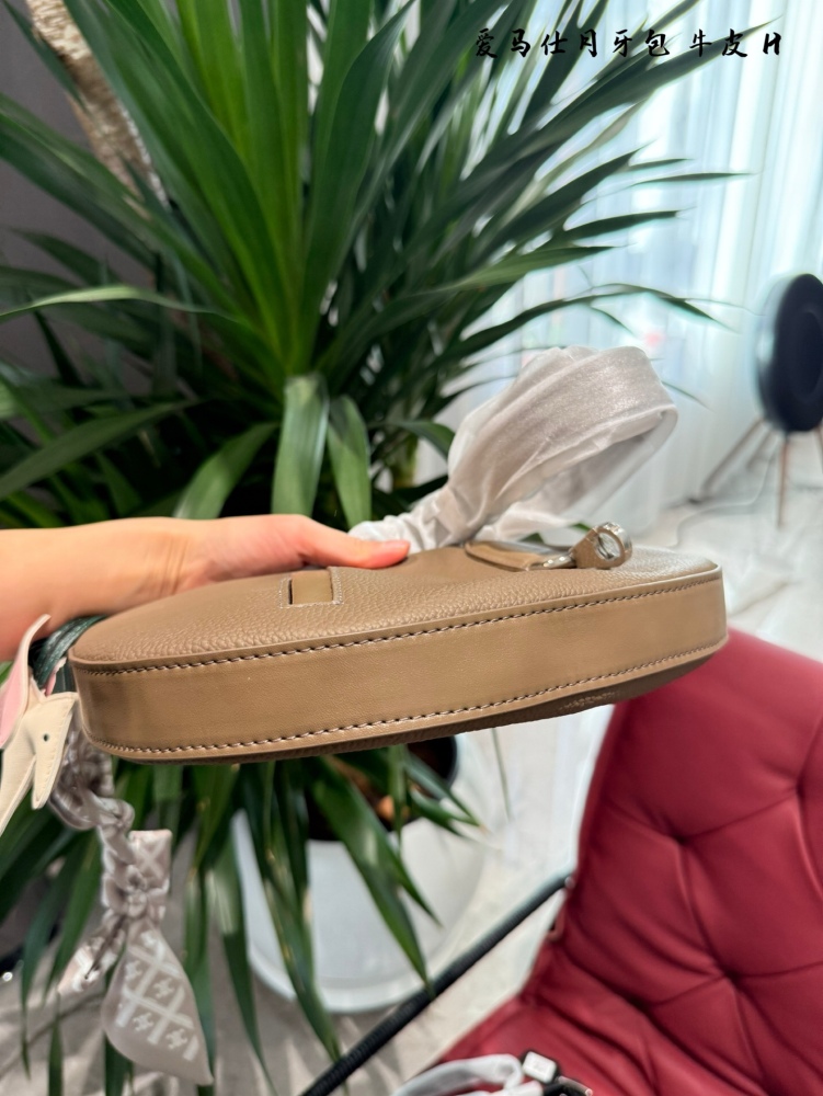 Hermes Moon Tooth Pack p305
Arcon back I can't come down from above
A package that does not require distribution
Capacity can
Can be worn on one shoulder, diagonally, or under the armpit
Even the price is cheaper than neighboring Grandma Xiang, what ...