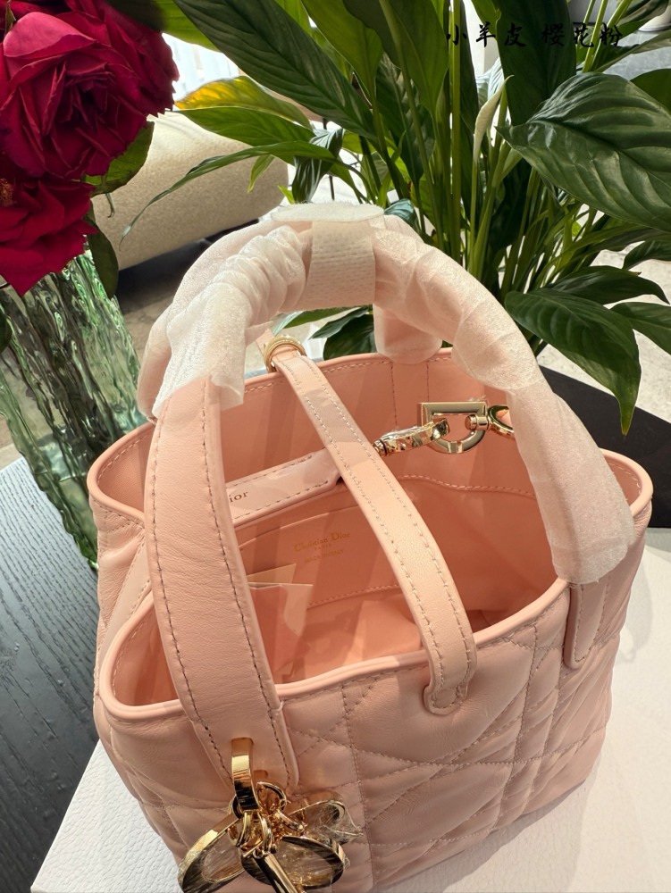 Dior indigenous bag pink p330
No joke, this will be the next hit!
I'm not joking! Zhi Xiu doesn't even joke with you
The hottest Toujours indigenous bag has actually grown taller and even has an extra shoulder strap. Its appearance has skyrocketed, i...
