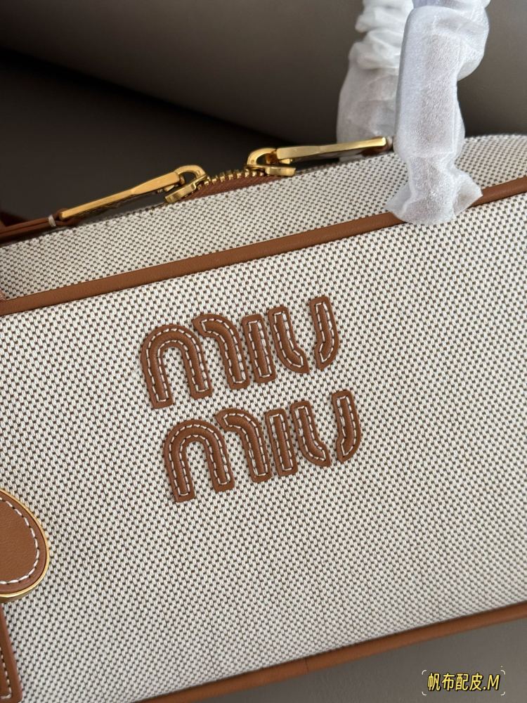 290 boxes
size：28*15cm
Miumiu bowling/briefcase/
Miu is here to steal money again! The new canvas briefcase is here!
It's nice to carry on your back
Can be carried by hand or carried diagonally!
The appearance is Princess Miumiu!