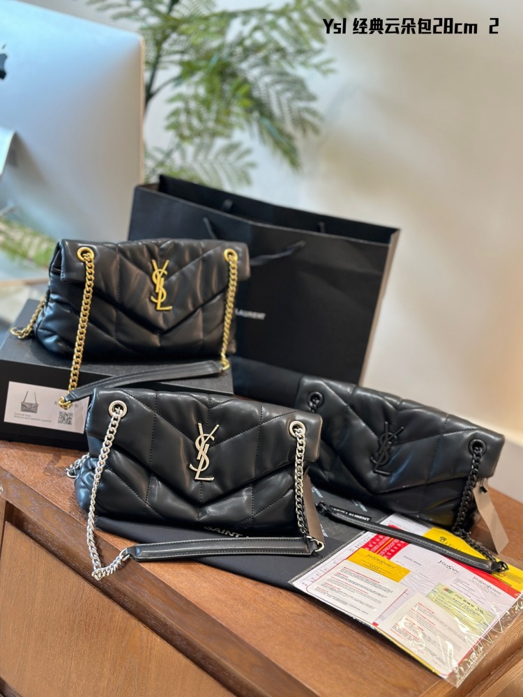 p260
YSL~Poplar Forest Cloud Pack
This Rocket armpit bag is suitable for commuting and dating Open the air field of Shangtuotuo and carry it all year round, versatile atmosphere bag, super great folding box packaging