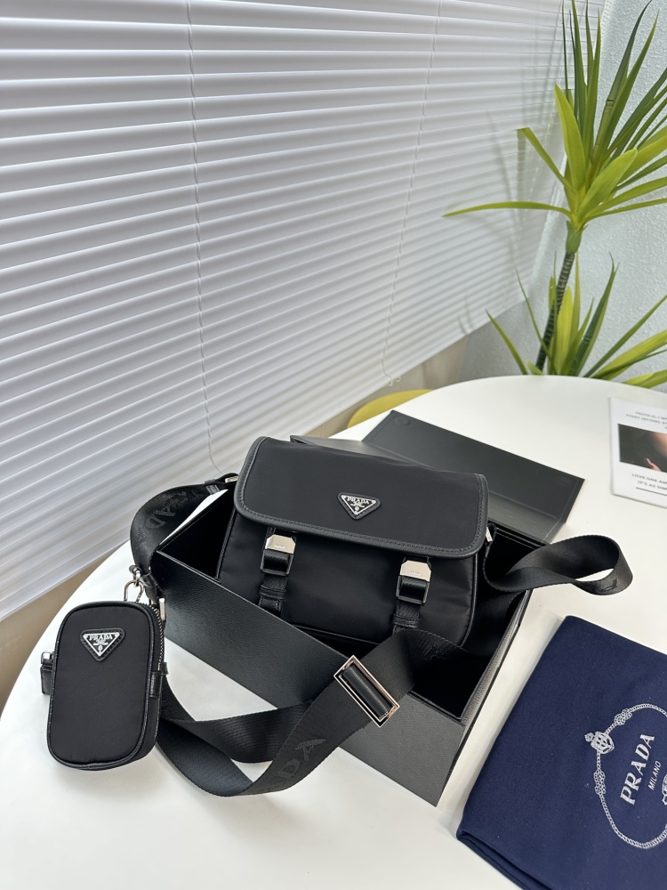Upgraded Prada PRADA's latest single shoulder crossbody bag and mailman bag are now available for shipment. The high-end luxury original board is made of imported waterproof fabric with cross patterned cowhide, and the luxurious triangle mark hardwar...