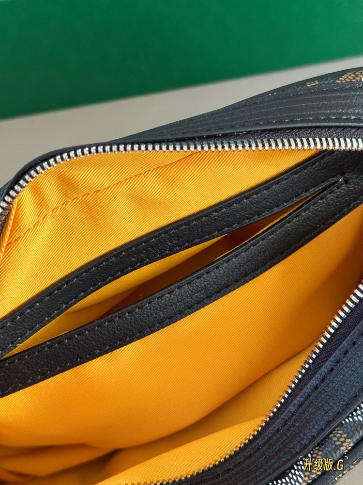 205 Upgraded Edition Box
size：24*14cm
Goya Goyard Camera Bag
Boys and girls use it!
The upper body effect is absolutely stunning~
Very easy to match in daily life~
Both boys and girls can buy it!