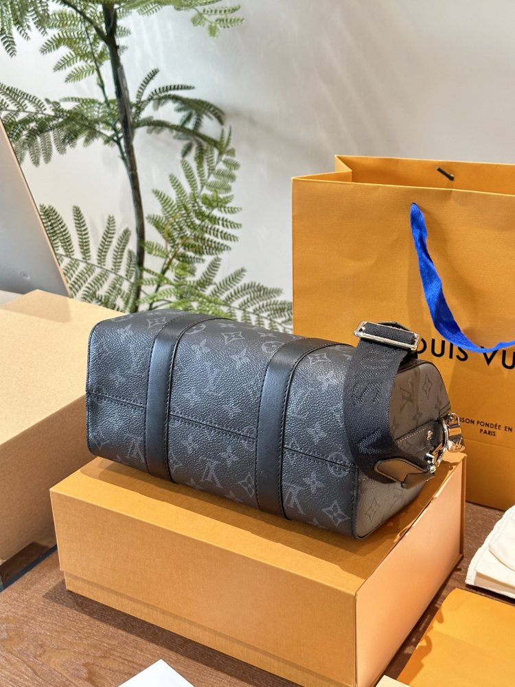 p260
New LV KEEPALL 25 Black Grey Old Flower
The new generation of LV men's bags is coming, and the new men's bag Keepall 25 is coming
I used City Keepall's nylon straps and luggage tag pendant, along with
Made of KeepallXS body combination.
Black an...