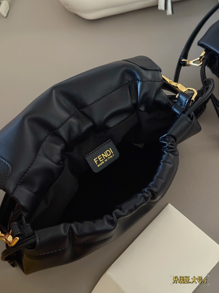 250 265 box upgrade version
Size: 16 * 13cm (small)
26.5 * 18cm (large)
The latest series Mama Baguette has truly been designed to the hearts of fairies!
Fendi's latest magic wand
Fresh and elegant!