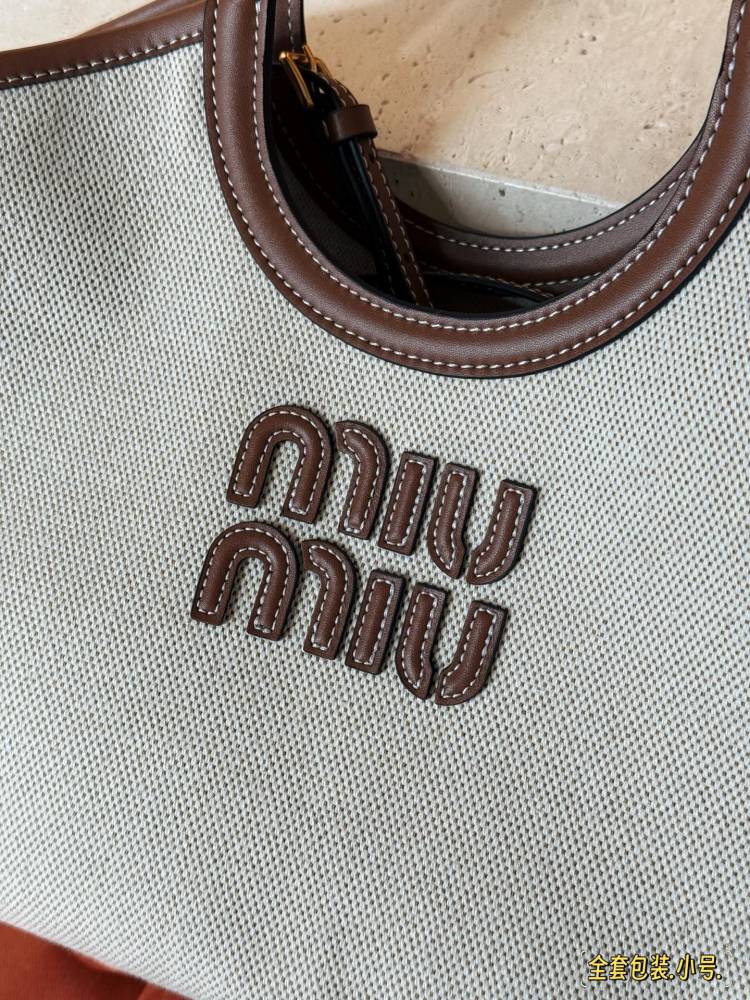 300 complete sets of packaging
size：21*18cm
Miumiu's new tote
The wind is blowing too hard this year
There are so many popular products!
This version is also too beautiful!
Miumiu's canvas bag is packed in one color for spring and summer!
Canvas an...