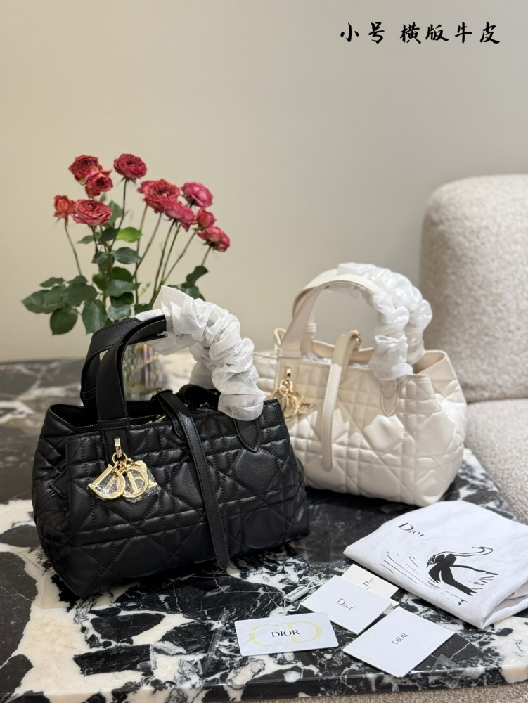 p320
Dior's horizontal indigenous bag is really a summer dish!
Vertical Toujours in Black and Milk Coffee Colors
The texture and appearance are truly exceptional! Wearing a coat or cotton jacket in winter is very suitable. Please help me recommend it...
