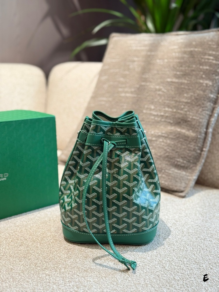 P245 folding box
Yang Chenglin's Goyard Petitfeit Bucket Bag
Yang Chenglin Goyard's PetitFetit Bucket Bag/Wealth Bucket Respectful Petit Flot Bucket Bag, the lightest bucket bag in the world. The classic replica treasure item originated from the 1960...
