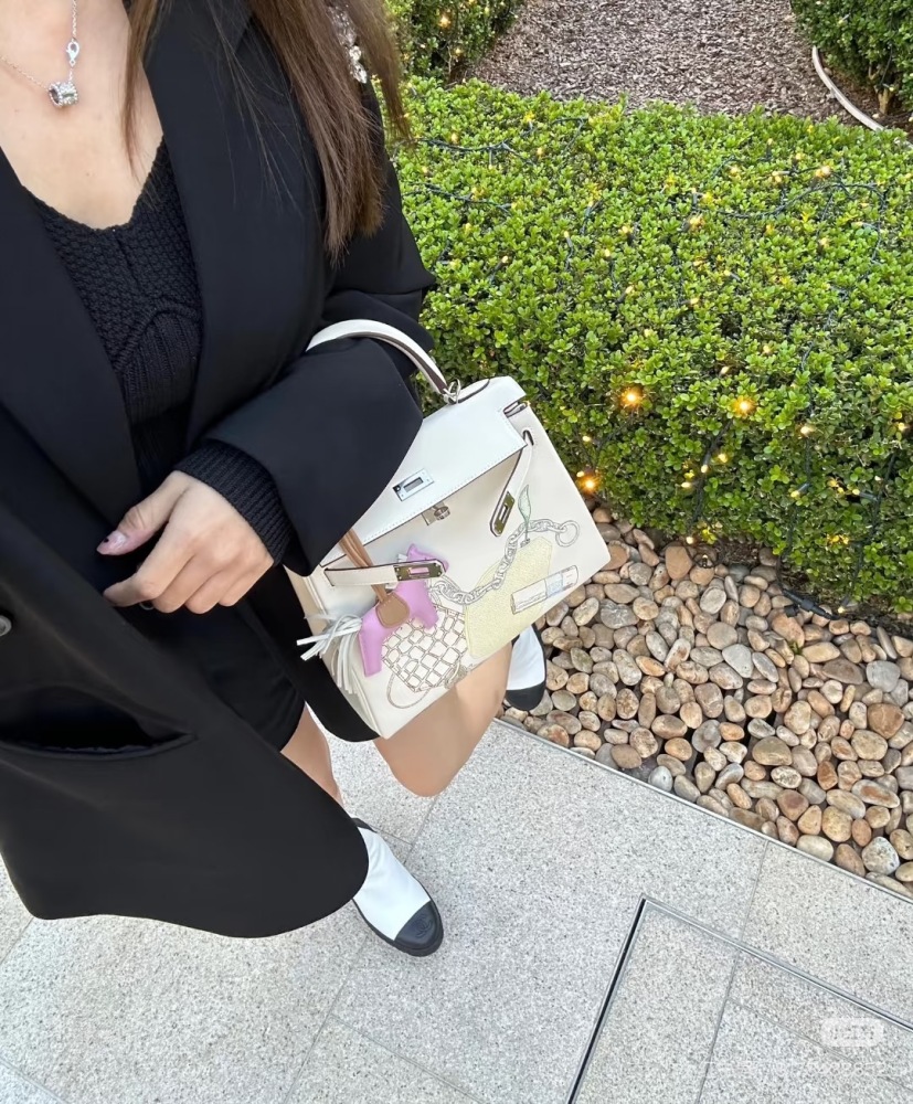 Limited edition painted bag
Hermes Kelly 25 in and out limited edition painted cream silver buckle swift leather