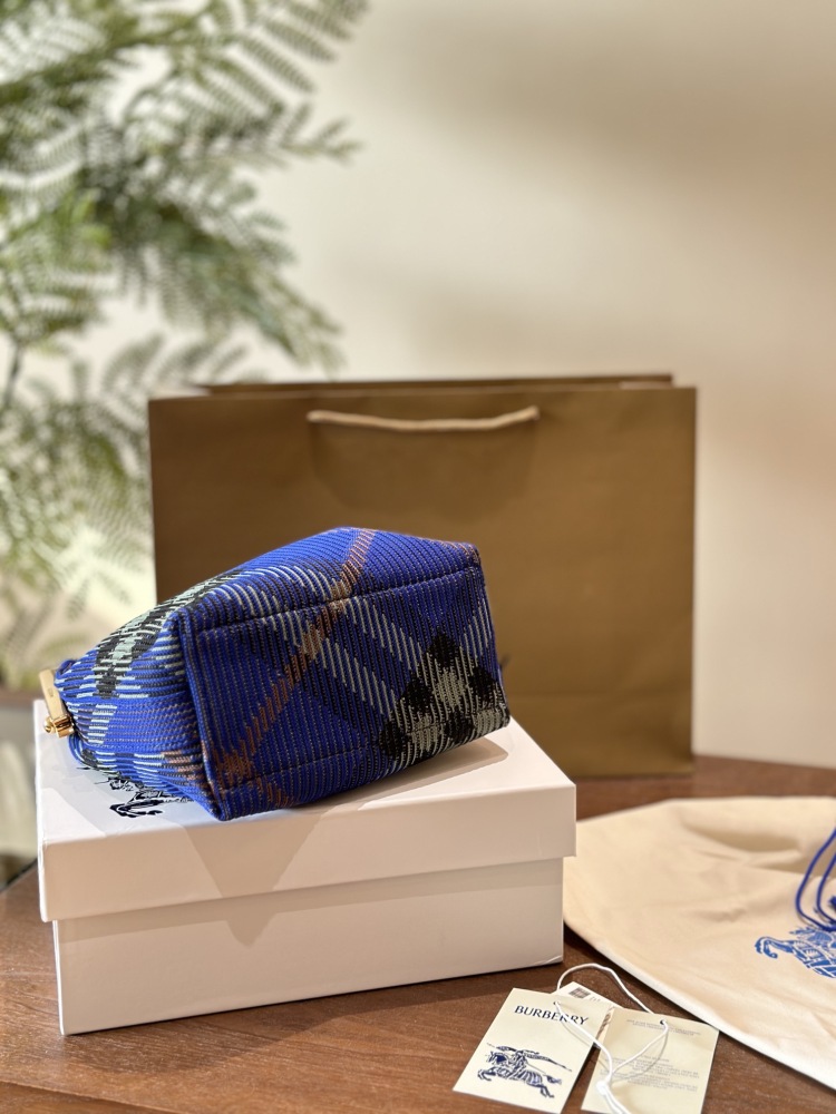 p270
Burberry's latest bag, PEG series handbag+
National Soft Stand up Bag, knitted in Italy,
Decorate Burberry plaid. Lightweight texture, adopting an unlined design; The hem style buckle is engraved with the Burberry logo, making it easy to secure ...