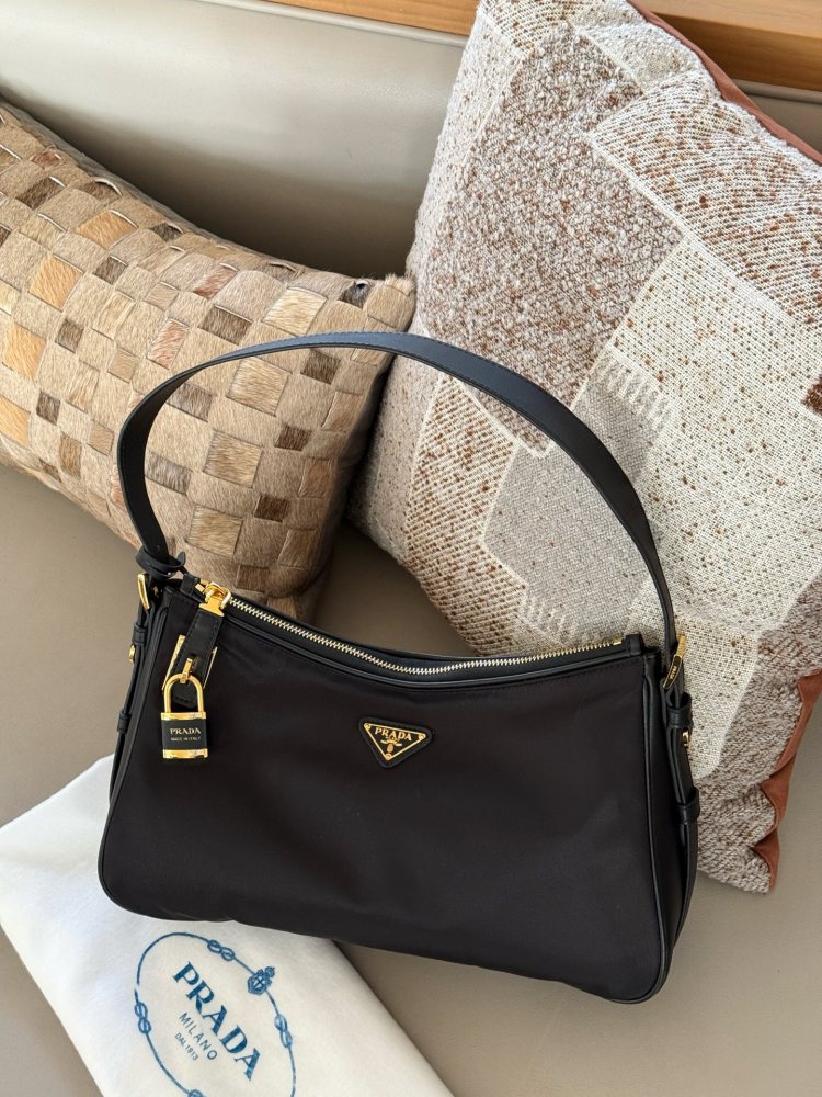 290 boxes
size：40*20cm
??? Recommended PRADA aimee
Prada has released a new model again
This underarm nylon cowhide handbag is also quite good!
The designer's inspiration is starting to shine again!
Lightweight nylon material paired with calf...