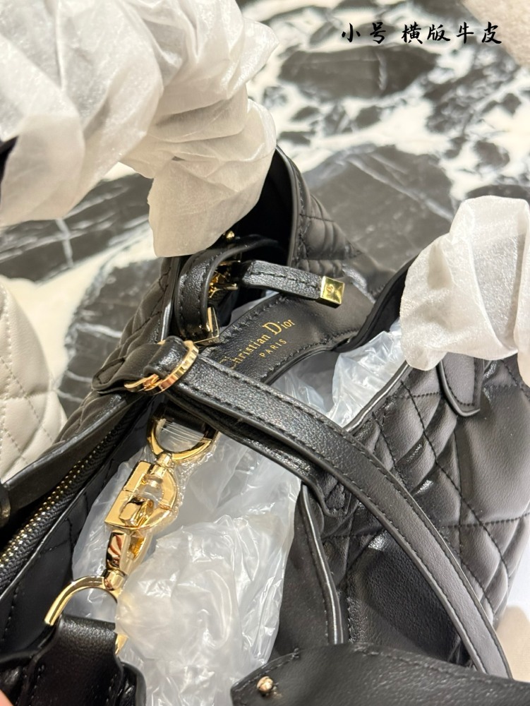 p320
Dior's horizontal indigenous bag is really a summer dish!
Vertical Toujours in Black and Milk Coffee Colors
The texture and appearance are truly exceptional! Wearing a coat or cotton jacket in winter is very suitable. Please help me recommend it...