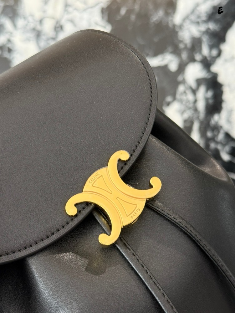 p245
The CELINE new small book bag B has been planted with grass
CELINE's new small backpack is a bit easy to carry!  ! ! New backpack BONNIE
Compared to the previous bag, it has a wider and fuller shape. The Cb Triumphal Arch buckle's support hit me...