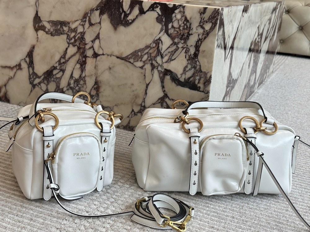 size：30 14cm/16 13cm
Prada 2025 Latest Collection
I feel like it's really going to catch fire
Choosing between large and small sizes is difficult
Simple and sophisticated!