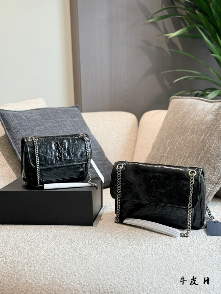 YSL | Popular Niki Baby Black Silver D-Button Oil Wax Leather Black YSL Button Decoration
More advanced and unique
YSL Niki Postman Bag Pure Leather P290p300
The collision of silver chain and black wax skin
It is the best interpretation full of perso...