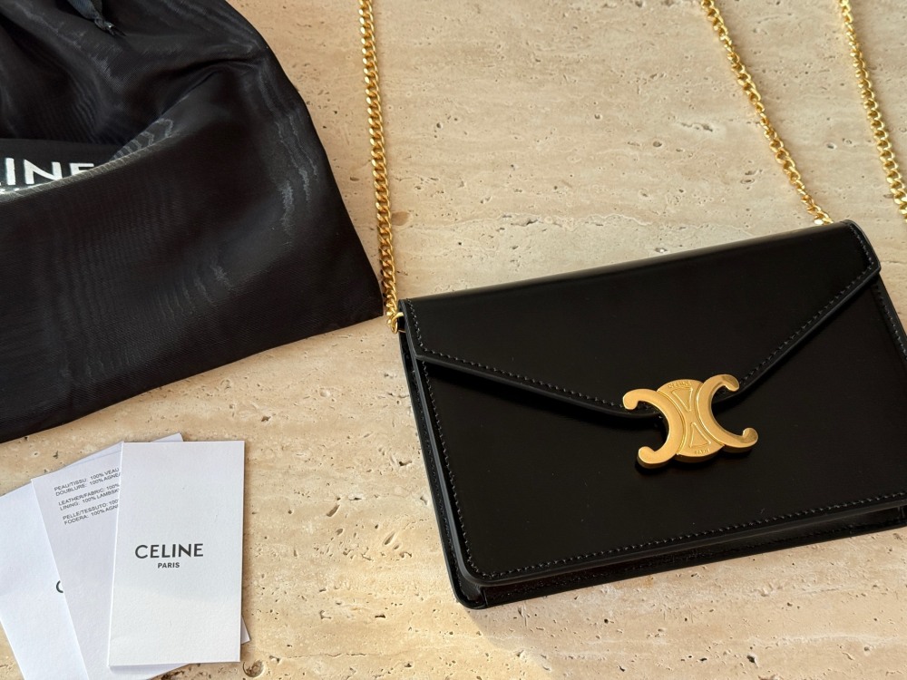 215 boxes
size：20*13cm
CELINE | The cost-effectiveness of the Arc de Triomphe WOC is too high!
The crossbody bag is so beautiful haha!
Breaking the conventional square design, the entire bag shape has been made more obedient~It has a strong academi...