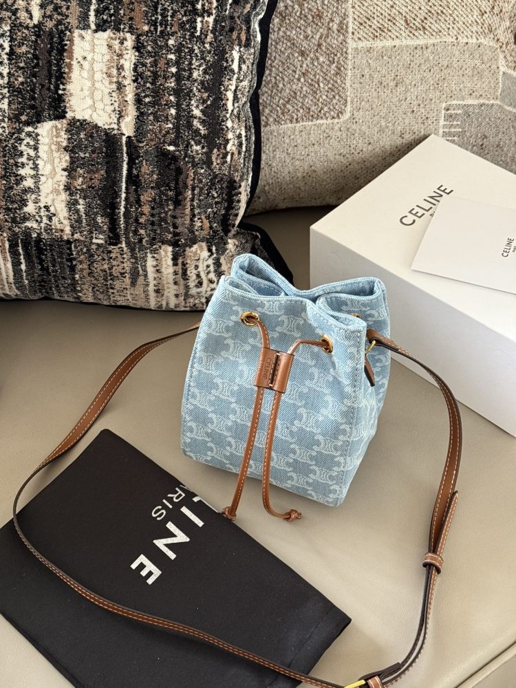 205 box
size：14*18cm
Celine denim bucket bag
Shallow denim is perfect for summer!
Super online appearance
Celine bucket bag is easier to carry on the back
