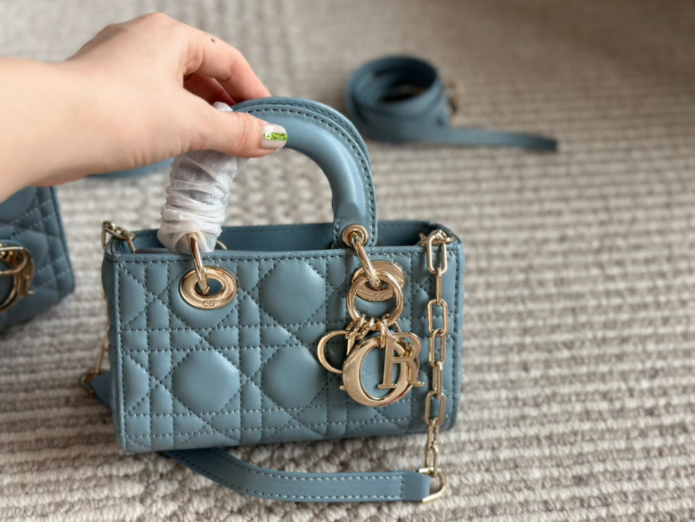 、
Dior lady's new long style haze blue full set packaging
Dior's all-new D-joy is making a strong comeback, with the rhythm of a big hit. The bag comes with two shoulder straps and multiple back styles, making the upper body both beautiful and styl...