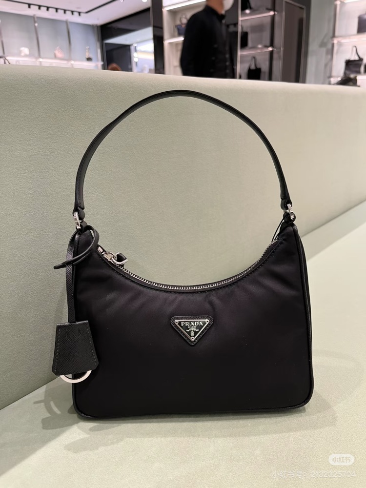 Prada Hobo 2005 Black Leather Spliced Underarm Bag
Prada's popularity lies solely in a Hobo handbag, amidst the retro trend of recent years.
This bag from the 1990s has returned to the fashion circle, coupled with the continuous street shooting bombi...