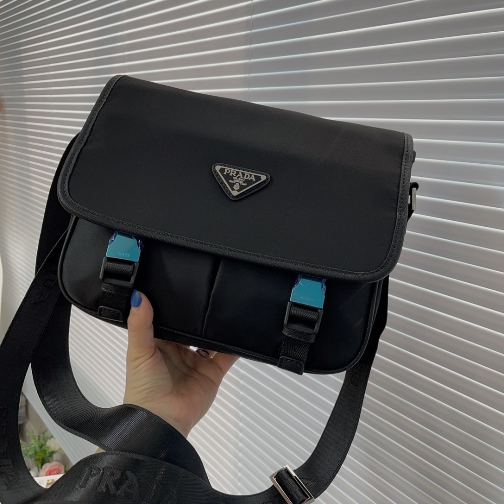 Prada's latest single shoulder crossbody bag has been shipped. It is a high-end luxury original board imported waterproof fabric with cross patterned cowhide, luxurious triangular mark hardware, lightweight and practical. The logo is clear and easy t...