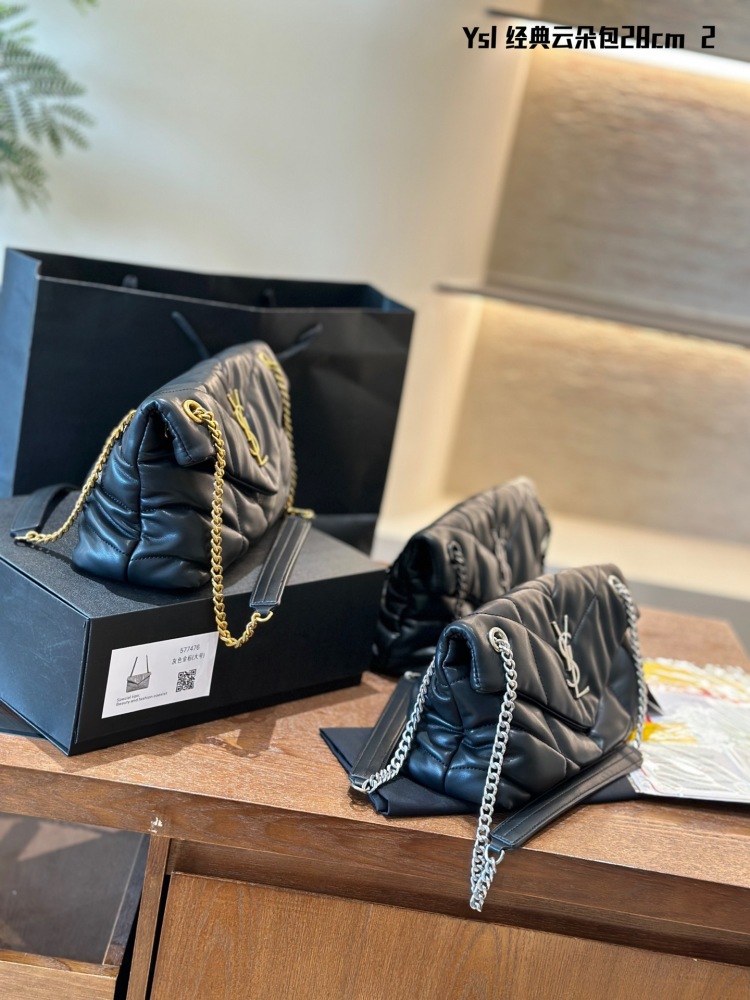 p260
YSL~Poplar Forest Cloud Pack
This Rocket armpit bag is suitable for commuting and dating Open the air field of Shangtuotuo and carry it all year round, versatile atmosphere bag, super great folding box packaging
