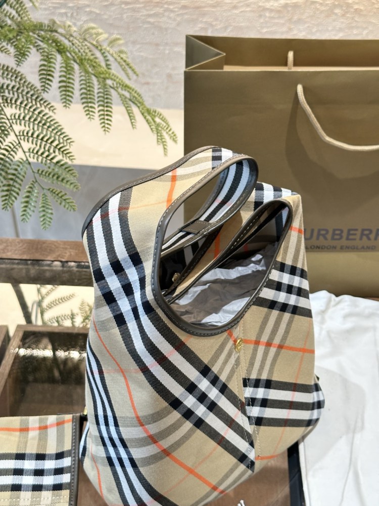 p250
Burberry's new model has finally been shipped! The classic diagonal pattern is so beautiful. B's latest soft and upright shoulder backpack is made of cotton twill fabric. Crafted in an Italian workshop, it is decorated with a special grid patter...