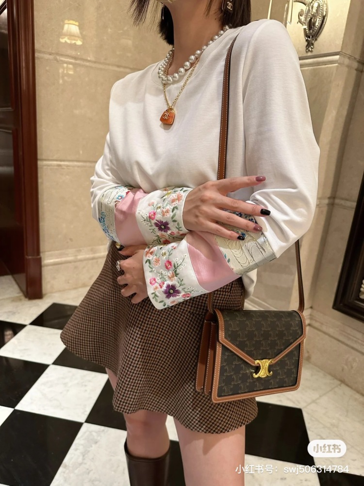 CELINE aging Arc de Triomphe envelope bag, lightweight chain splicing, compact body more suitable for autumn and winter super practical!  To To accommodate larger smartphone models such as Plus, adjustable shoulder strap (50cm) # Celine Woc # Celine ...