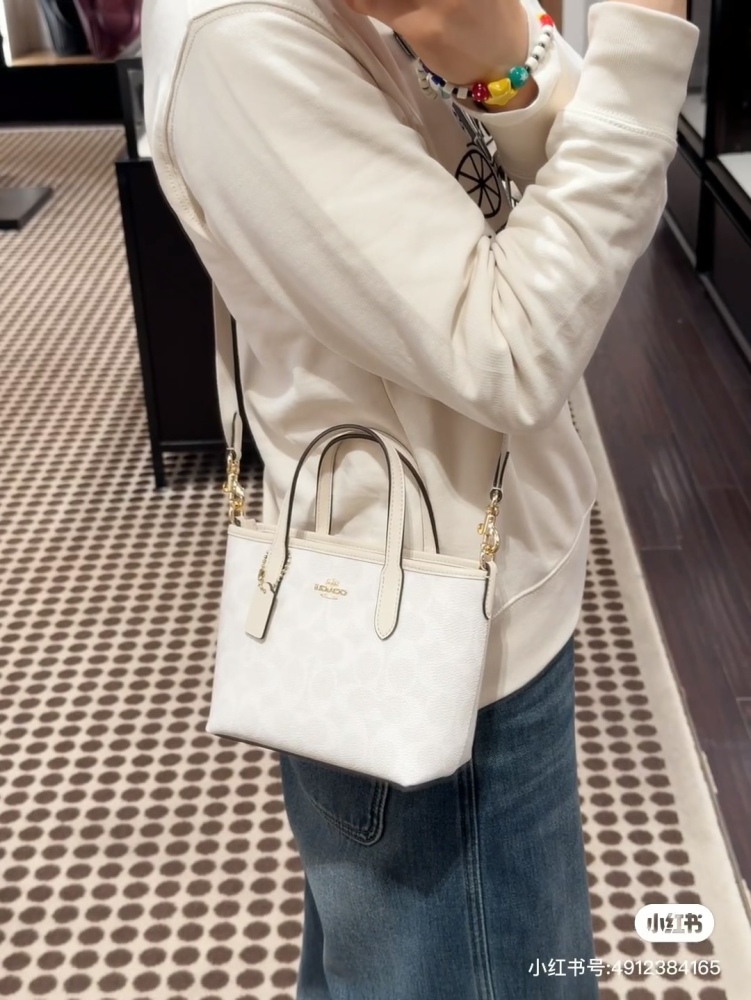 Coach | New Mini Tote Glacier White is too beautiful~
Gentle girl should have a girl's heart bag
Paired with long and wide shoulder straps, providing ample comfort
Retro and versatile~