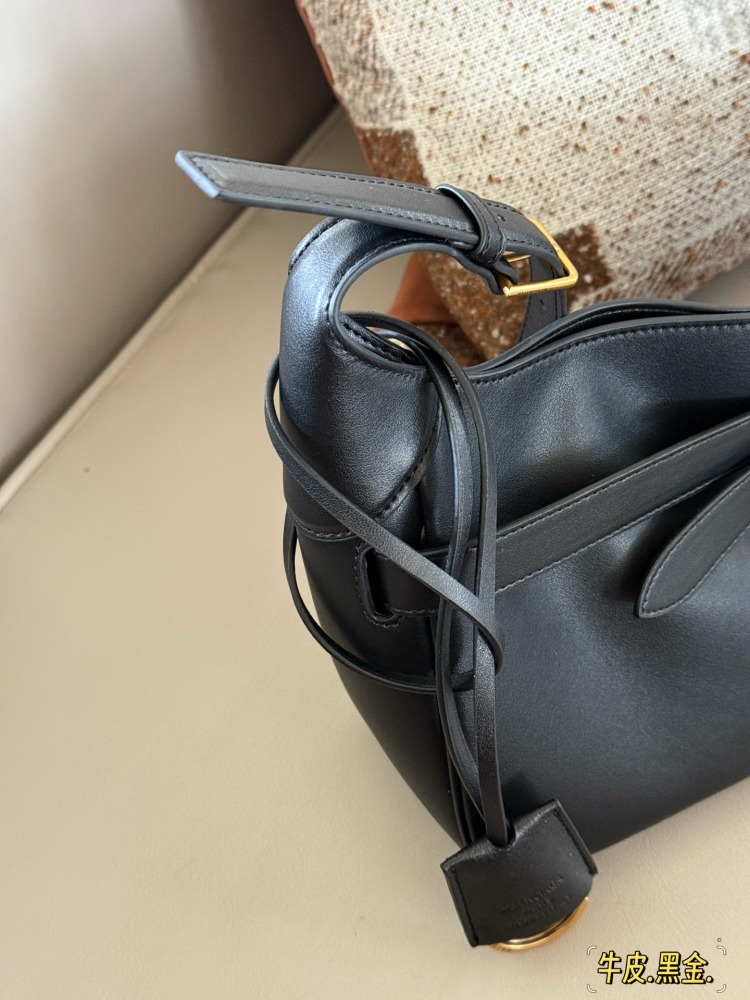 310 box cowhide
size：35*16.5cm
Balenciaga's new Belair armpit bag
Cool and relaxed armpit bag
The feeling of laziness on the upper body is immediately felt
I really like this convenient and cool super practical big bag!