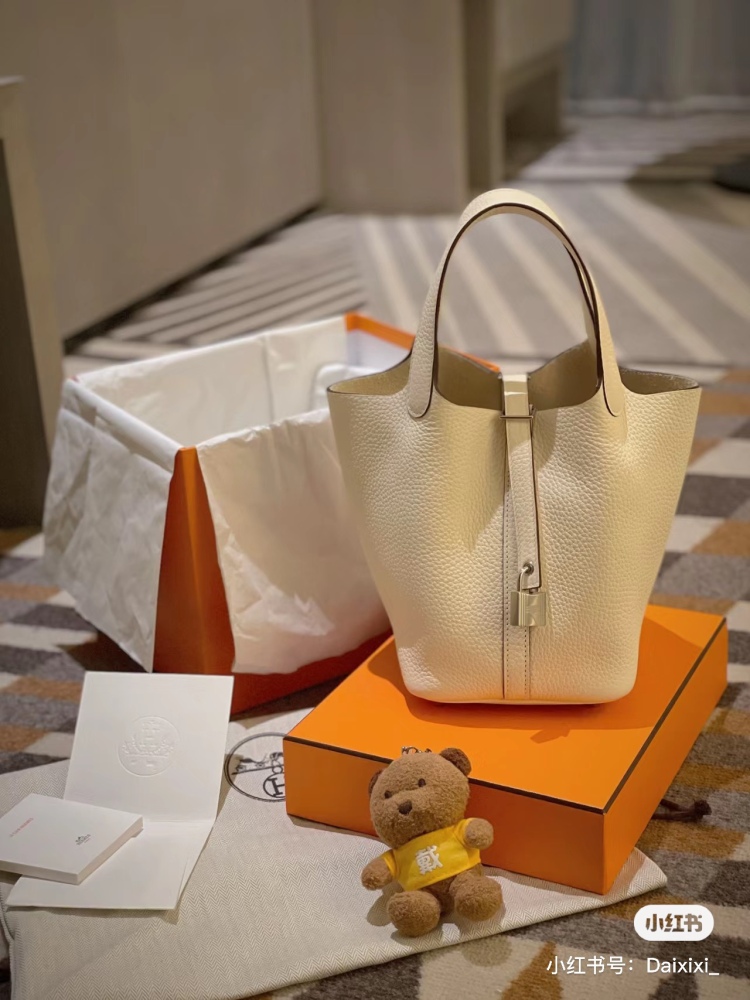 Hermes Basket 18 Cream Silver Buckle
Full Hermes Basket 18 Cream Silver Buckle Gentle and Elegant Z-Carving Attachment Box Dust Bag.