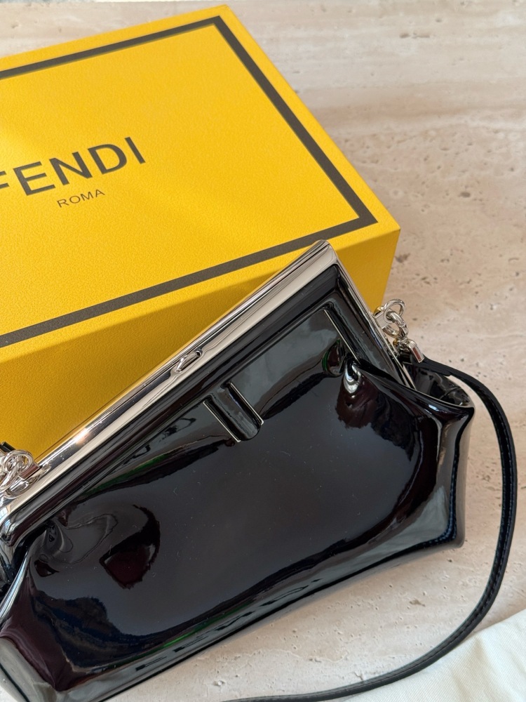 230 box
size：26*18cm
FENDI First handbag, how could a sweet summer be without it
You can hold it in your hand, cross it, or carry it on your back!