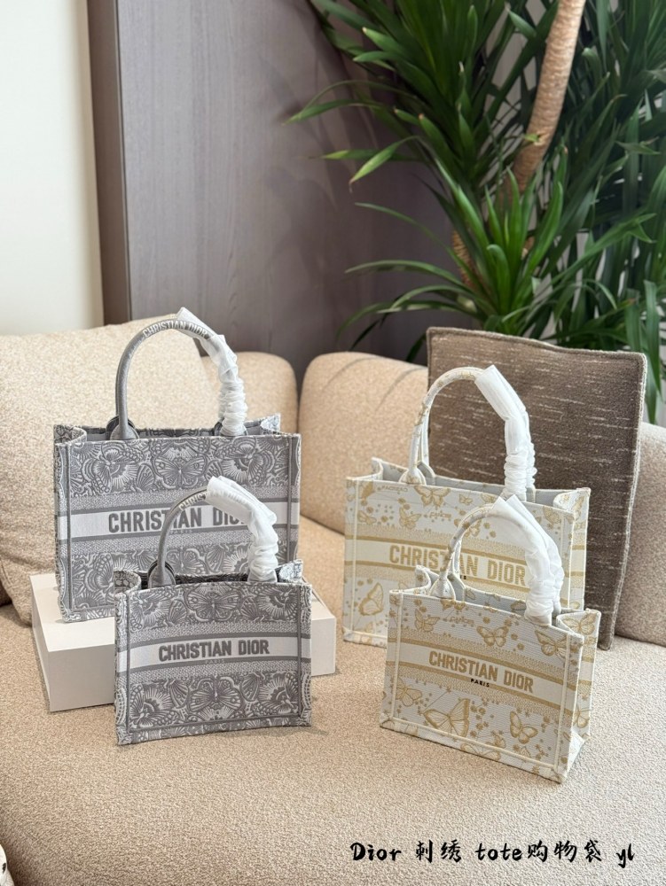 p265p290
DIOR/Dior Limited Edition BookTote
DIOR/Dior Limited Edition BookTote D-Lace Butterfly Macrame Embroidered Tote Bag
Specially simple and elegant design, super versatile for daily commuting~
Size: 25cm 36cm
