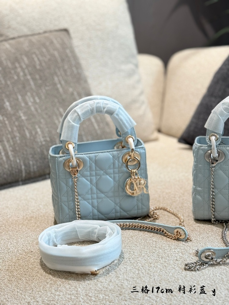 p245
Dior blues, breathtakingly beautiful!
This handbag highlights the minimalist aesthetic of the Lady Dior collection, embodying Dior's profound insight into elegance and beauty. The fashionable and elegant design is timeless, carefully crafted fro...