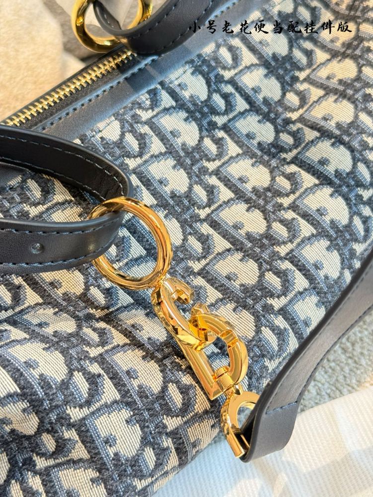 Dior Old Flower Bento Bag with Pendant P295
Elegant, casual, and full of relaxation
Interpreting a fashionable new posture, with a stylish and casual appearance, inadvertently revealing a sense of relaxation. Put on an off shoulder top and black skir...
