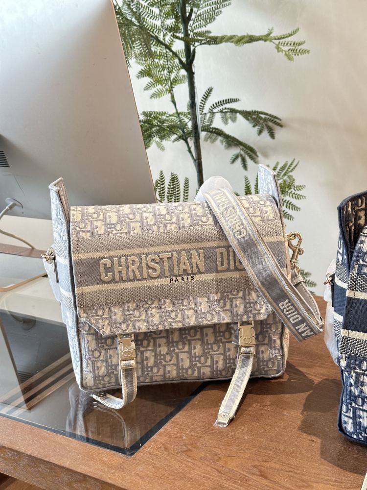 P335 Large
Dior camp mailman bag, casual and exquisite, super tempting ▼
This year's new models are really beautiful
Breaking the traditional definition of "elegance and femininity", it talks about the elegance and beauty of health and vitality
Dio...