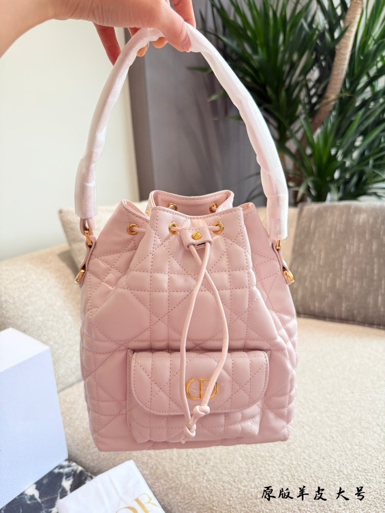 p310p330
The DIORCARO leather goods collection is named after the nickname "CARO" of Mr. Dior's sister, Caterina Dior
Crafted with carefully crafted materials such as sheepskin leather, adorned with oversized wicker patterned stitching and spacious d...